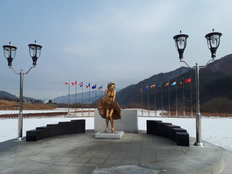 인제 소양강변에 설치된 마를린먼로상